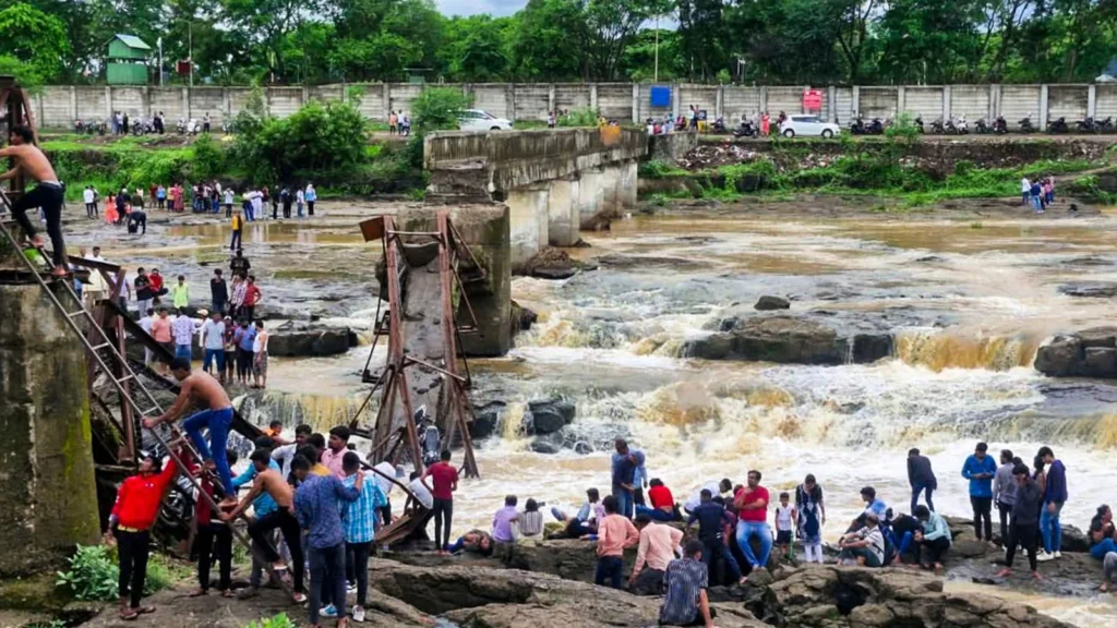 Pune tragedy: Old bridge collapses into Indrayani River; 4 dead, many missing –